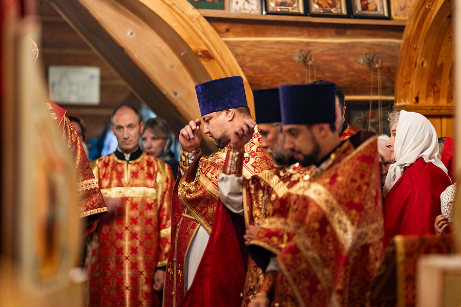 Божественная литургия в храме царственных страстотерпцев деревни Плещеево г.о. Подольск
